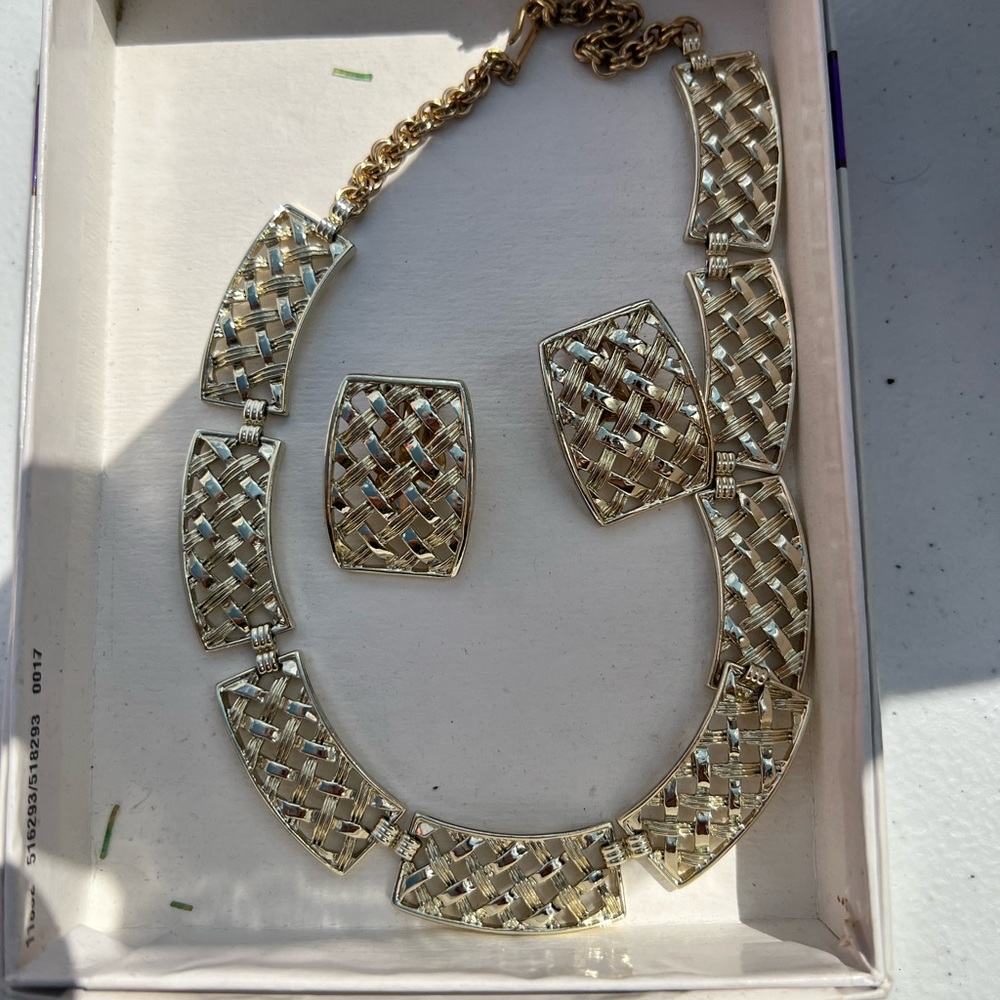 Vintage Sarah Coventry gold tone necklace and earrings set